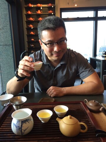 Having gongfu cha with Simon at Sun Sing Tea in Causeway Bay